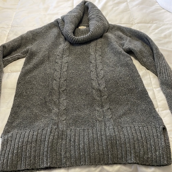 j-crew grey wool/cotton turtle neck. Size small grey shape hardly worn. - Picture 2 of 4